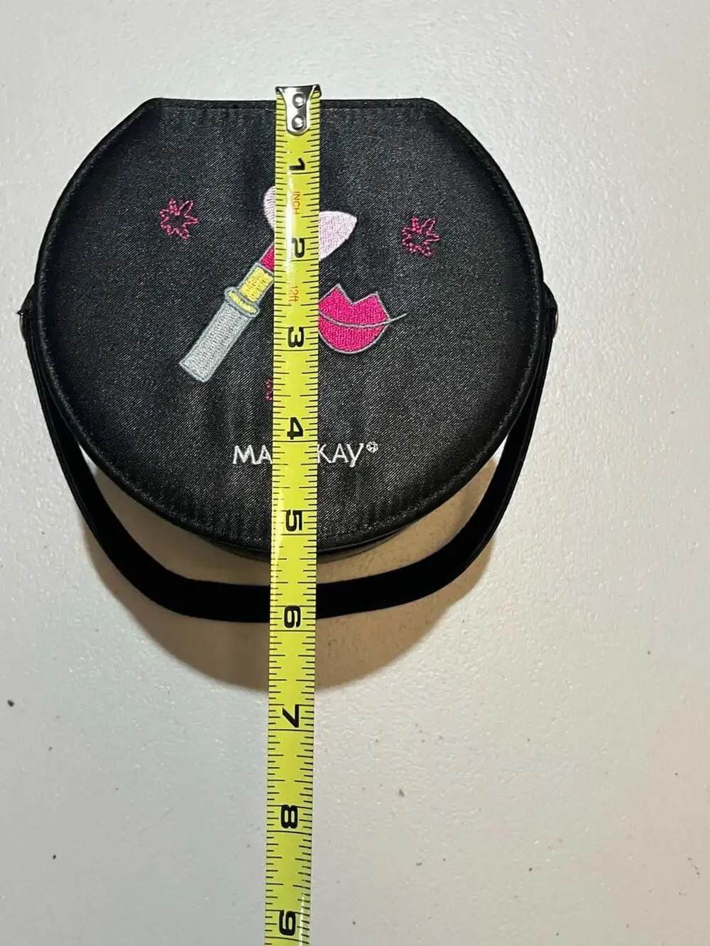 003-0033 Mary Kay Round Embroidered Cosmetics Case with Lipstick and Lips Motif